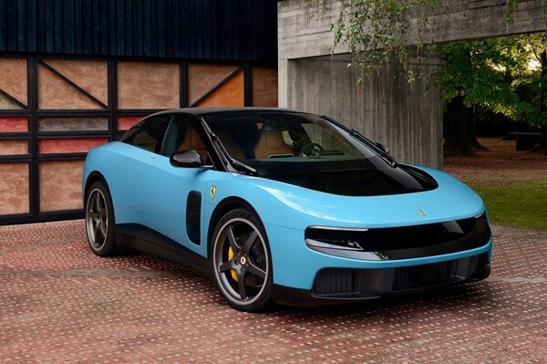 Ferrari presenta Luce e cade in Borsa
